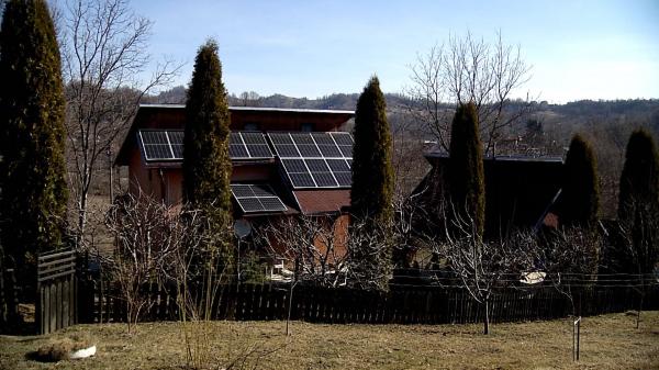 "Este investiţia vieţii mele". Românii caută soluţii pentru energie ieftină. Vânzările de panouri fotovoltaice au crescut cu 60%