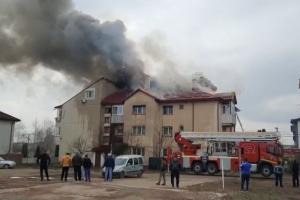 Incendii în serie în Miroslava. Pompierii s-au împărţit cu greu între cele trei misiuni