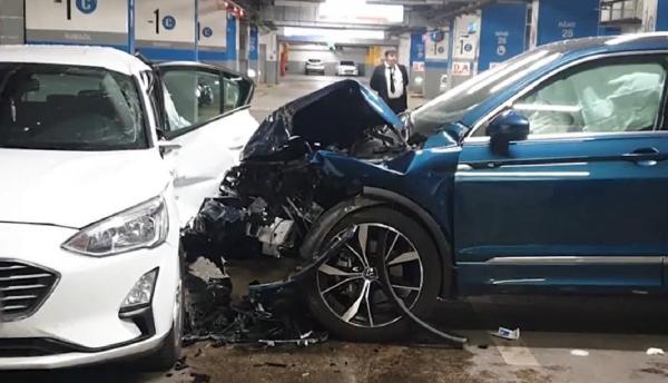 Cum s-a produs accidentul din parcarea unui mall din Bucureşti. Şoferul ar fi încurcat pedalele, panicat că a lovit două maşini înainte