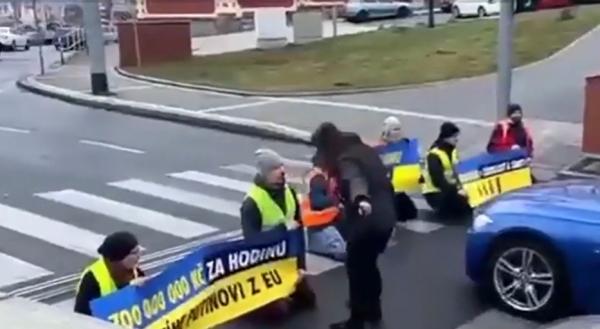 Incident în timpul unui protest din Cehia. O femeie şi un bărbat, nervoşi că drumul e blocat, au început să atace manifestanţii