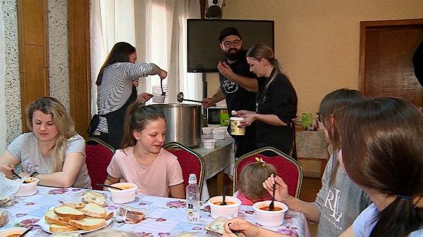 Refugiaţii ucraineni primesc mâncare gătită ca la mama acasă, în Târgu Mureş. Reţeta inedită care a adus zâmbetul pe chipurile lor