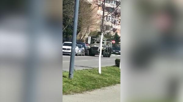 Momentul în care un bărbat loveşte cu un vehicul de epocă două maşini parcate pe o stradă din Râmnicu Vâlcea