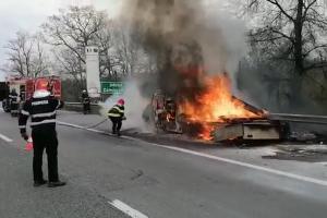 Tragedie evitată la secundă. O maşină s-a făcut scrum pe autostrada Bucureşti-Piteşti