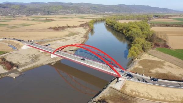 Primul pod rutier construit în Maramureş de la Revoluţie încoace, inaugurat cu mare fast. Investiţia a costat 16 milioane de lei