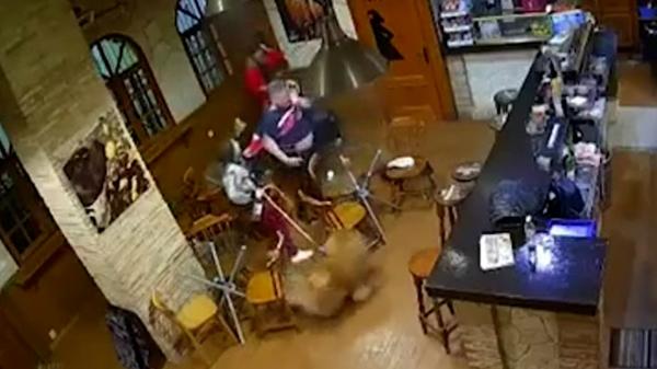 Trei ruși au snopit în bătaie barmanul unui restaurant din Spania, după ce le-a spus: „Sunt ucrainean, Slavă Ucrainei”