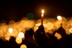 Sfânta Lumină de Paște va fi adusă în România sâmbătă seară de la Ierusalim
