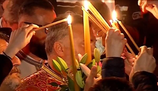 Bucureştenii au mers în număr mare să celebreze Învierea Domnului:''Să ne rugăm şi să aducem lumină în sufletul tuturor''