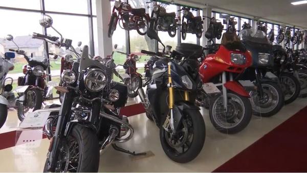 Peste 200 de motociclete recondinţionate în unul dintre cele mai mari muzee din România. Unele modele sunt vechi de un secol