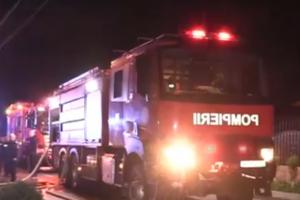 Incendiu devastator în Ploieşti: 4 case au fost mistuite de flăcări. Un bătrân a ajuns la spital cu arsuri grave