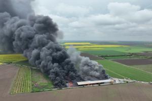 "S-a întâmplat o nenorocire". Reacţia autorităţilor din Techirghiol, după incendiul izbucnit la un depozit de deşeuri