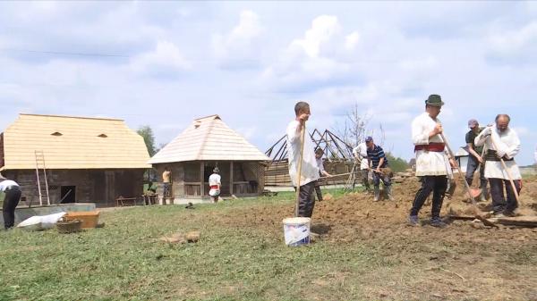 Românii care şi-au unit forţele să restaureze case vechi de 200 de ani în Bucovina. Răsplata trudei lor