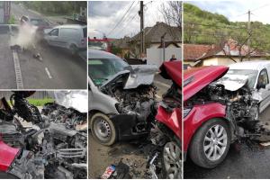 Impact violent între două maşini, surprins de o cameră, în Maramureş. Un şofer a intrat pe constrasens şi a lovit un Range Rover, condus de o tânără de 25 de ani