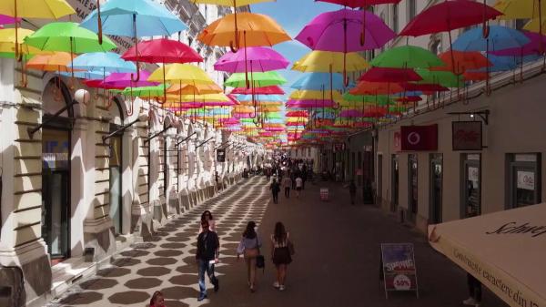 Umbrelele colorate au devenit din nou un punct de atracţie în Timişoara. Turiştii sunt fascinaţi: "Este foarte frumos, superb"
