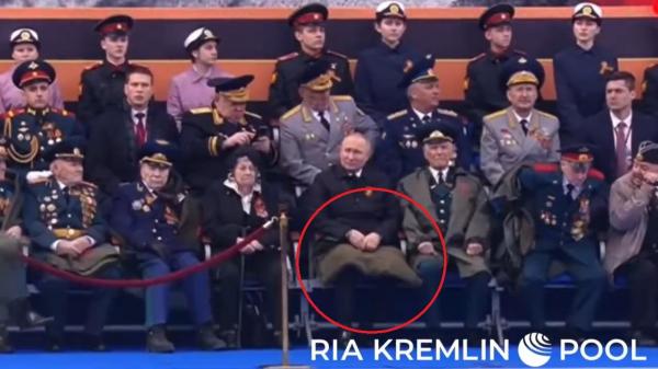 Putin, învelit cu o pătură la parada militară din Piaţa Roşie. Ruşii au anulat şi Avionul Apocalipsei din cauza vremii