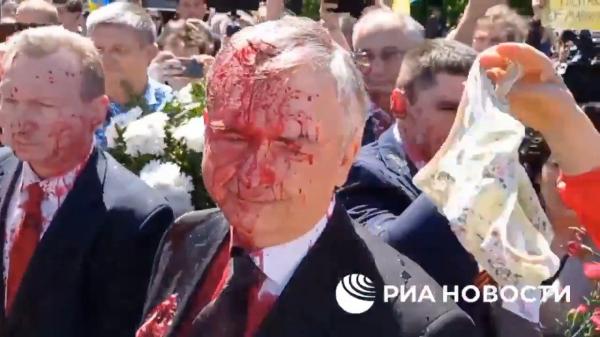 Ambasadorul Rusiei, stropit cu vopsea roşie în timp ce încerca să depună flori la cimitirul soldaţilor sovietici din Polonia