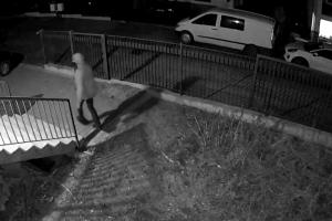 Un hoţ terorizează un cartier din Cluj de aproape o săptămână. Poliţia nu poate rezolva cazul, oamenii nu mai dorm şi îşi păzesc casele