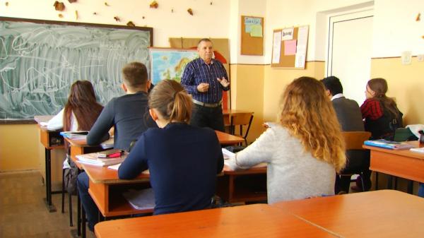 La școală, doar cu șosete albe, negre sau gri. Ce reguli trebuie să respecte elevii Colegiului "Mihai Eminescu" din Iași