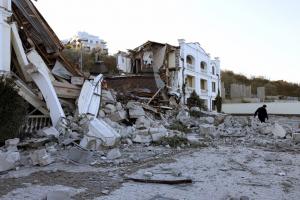 Clădiri în ruine la Odessa, după un atac cu rachete. Rușii au început să bombardeze la întâmplare
