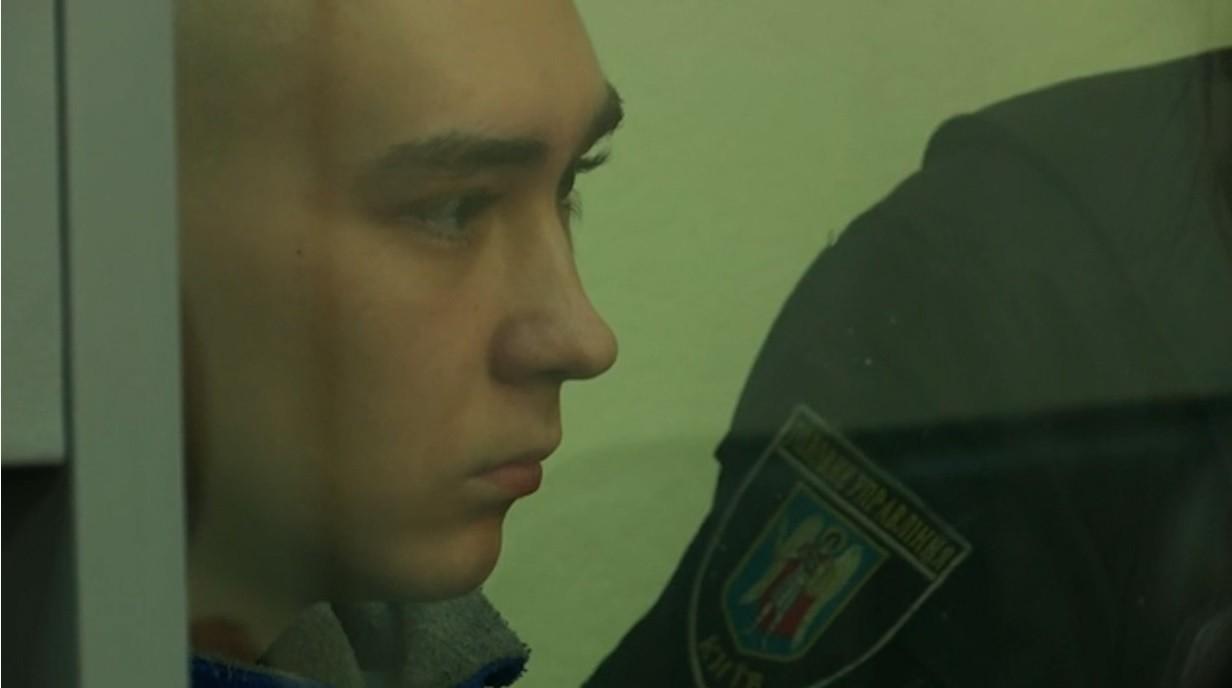 A început procesul primului militar rus acuzat de crime de război în Ucraina. Sergentul în vârstă de 21 de ani riscă închisoarea pe viaţă