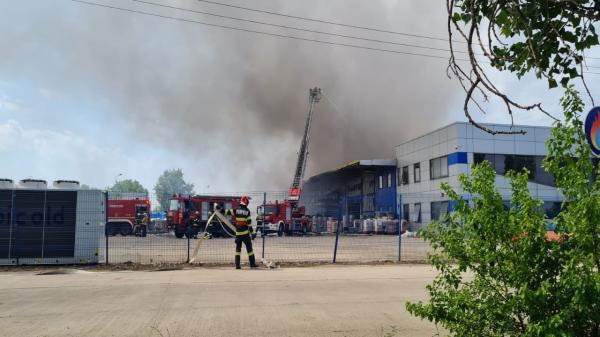 Incendiu devastator la un depozit de instalaţii sanitare de lângă Oradea