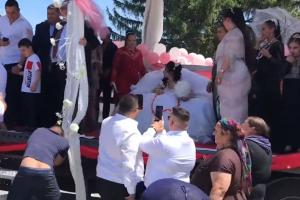Nuntă cu TIR-ul la Strehaia. Remorca camionului s-a transformat în ring de dans