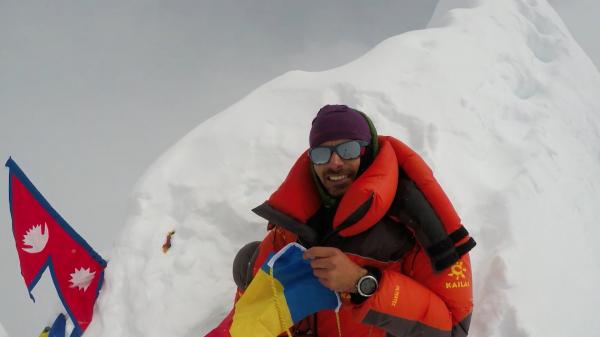 Un alpinist buzoian a reuşit să cucerească cele mai înalte vârfuri din lume în doar 24 de ore - Everest şi Lhotse