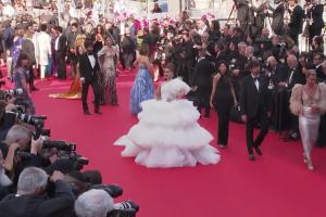 Festivalul de la Cannes, la cea de-a 75 ediţie. Spectacol al eleganţei pe covorul roşu. Volodimir Zelenski, invitatul-surpriză