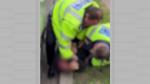Un șofer i-a spart arcada unui poliţist local din Iaşi. Agentul i-a tras și el un pumn în cap