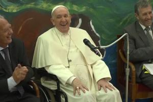Bono, invitatul special al Papei Francisc. Suveranul Pontif nu şi-a pierdut simţul umorului, deşi se deplasează într-un scaun cu rotile