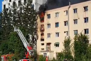 Incendiu puternic într-un bloc din Braşov. Patru apartamente făcute scrum, peste 50 de persoane evacuate