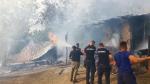 Jandarmi deveniți pompieri, la Bălăbăneşti, după ce trei anexe gospodărești și o fâneață au luat foc