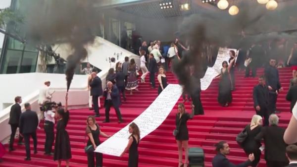 Un nou protest pe covorul roşu la Cannes. Mai multe activiste au manifestat împotriva violenţei domestice