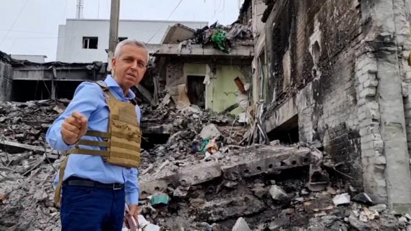Momentul în care o echipă de voluntari români este surprinsă de bombardamentele ruseşti în Harkov