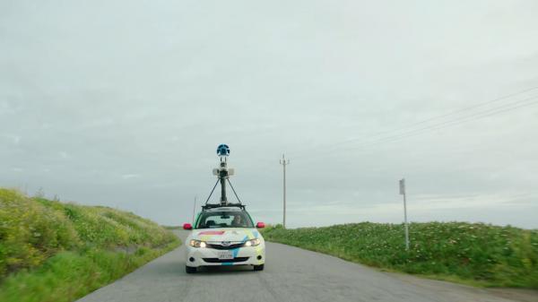 Maşina Google se plimbă pe străzile din România pentru actualizarea informaţiilor: "Sunt colectate toate datele şi apoi procesate cu ajutorul inteligenţei artificiale"