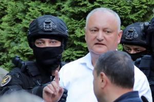 Cumnatul lui Dodon ar fi fost prins de procurori când mânca un document probă din dosarul "Sacoșa". Reacția fostului președinte moldovean