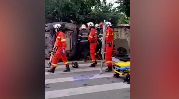 Două maşini s-au răsturnat, în urma unui accident spectaculos produs în Bucureşti