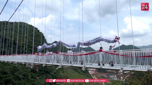 Cartea Recordurilor: "Dragonul Alb", cel mai lung pod de sticlă din lume, suspendat între doi munţi din Vietnam. Are peste jumătate de kilometru