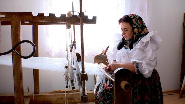 Arta brodării iei la războiul de ţesut. Meşterii populari din Maramureş duc tradiţia mai departe