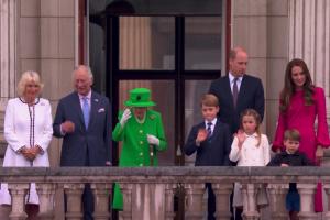 Regina Elisabeta a avut o apariție surpriză la balconul Palatului Buckingham. Ultima zi a Jubileului de Platină marcată cu concerte și evenimente în aer liber