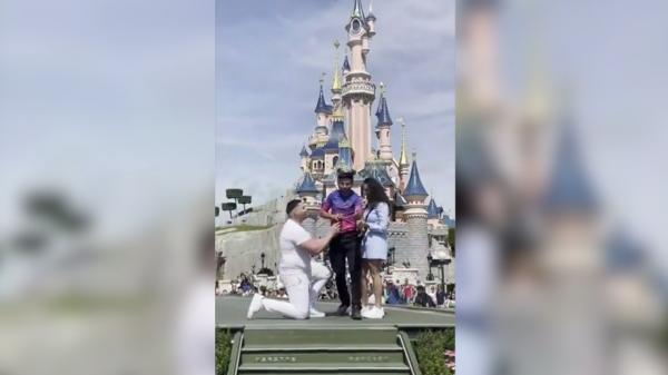 Moment romantic ruinat la Disneyland Paris. Un angajat al parcului i-a luat unui bărbat inelul cu care vroia să își ceară iubita de soție