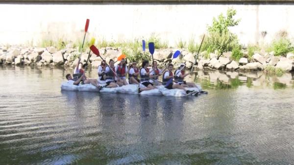 Tură inedită de rafting. Elevii unui liceu din Oradea au navigat cu plute făcute din PET-uri