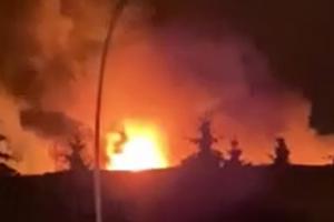Fabrică de şuruburi din Sighetu Marmaţiei, înghiţită de flăcări. Localniii se tem că fumul emanat ar putea fi toxic