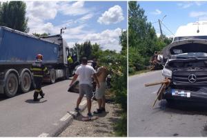 Accident cu 16 persoane implicate, pe un drum din Dâmbovița. Un TIR a izbit un microbuz, apoi o căruță, la intrarea în Butimanu