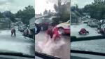 "Doamne, trăi-ţi-ar neamul". Haz de necaz, după ploaie, în Hunedoara. Un bărbat face duş în mijlocul străzii inundate
