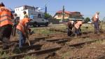 Angajații CFR trebuie să refacă manual, în 60 de zile, calea ferată care leagă portul Galaţi de Ucraina. N-a mai fost folosită de aproape 30 de ani