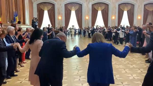 Ciolacu și Cîțu s-au prins în horă cu parlamentarii moldoveni la finalul ședinței comune