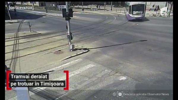 Momentul în care un tramvai deraiază, în Timişoara. Garnitura a sărit de pe şine şi a ajuns pe trotuar