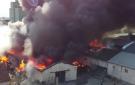 Incendiu de proporţii într-o zonă industrială din Buzău. Cinci clădiri, o maşină şi deşeuri, cuprinse de flăcări. A fost emis mesaj RO-Alert