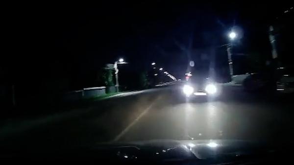 Imagini dramatice filmate în Neamţ. Un şofer intră brusc pe contrasens şi este la un pas să provoace o tragedie