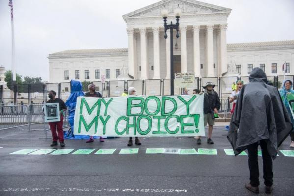 Milioane de femei din SUA pierd dreptul la avort legal. Curtea Supremă a anulat o hotărâre veche de 50 de ani